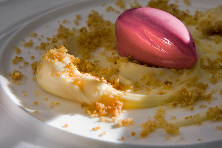 Tarta de queso con helado de remolacha y fresa